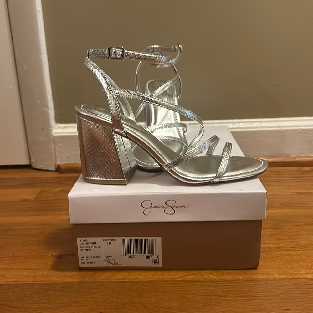 NWT Size 8 Jessica Simpson Reyvin Silver Sandals